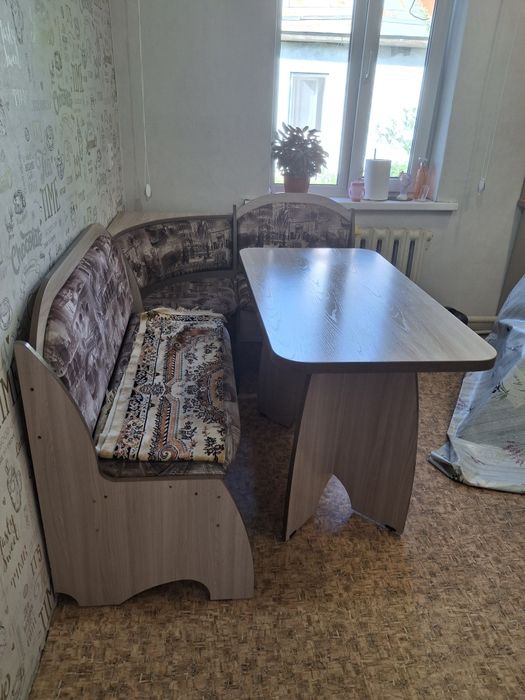 Угловой диван и стол