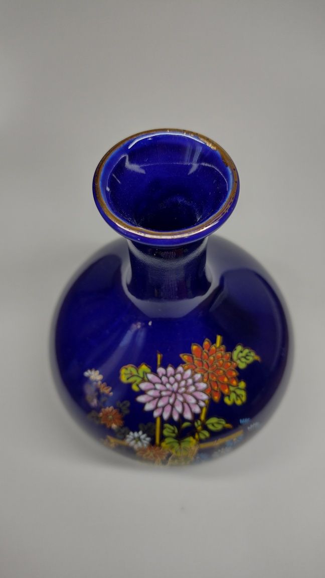 Малка китайска ваза в кобалтово синьо украсена с букет от цветя