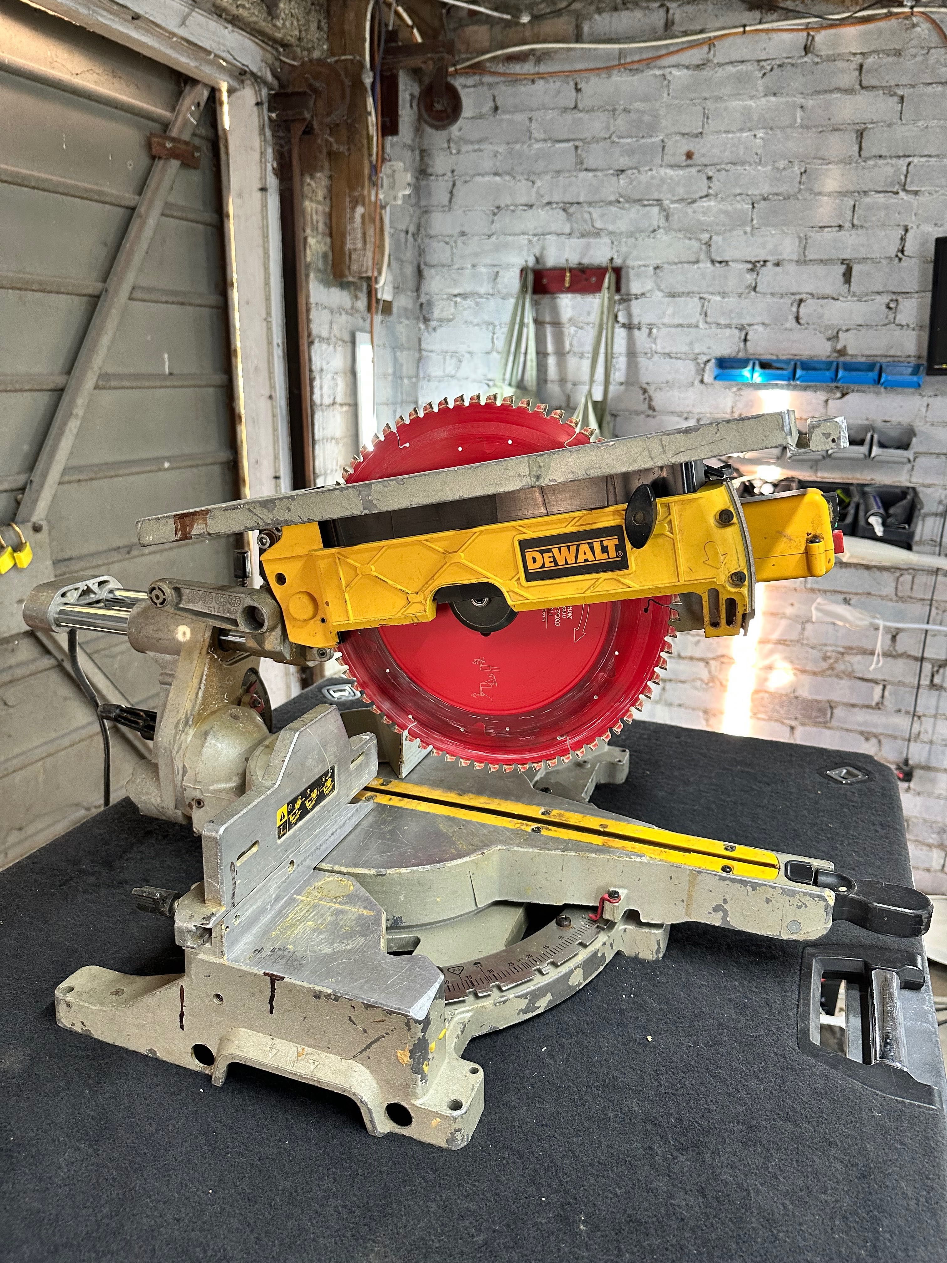 Потапящ циркуляр с герунг DeWALT D27111 305mm