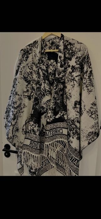 Poncho Christian Dior,model 2026-iarnă