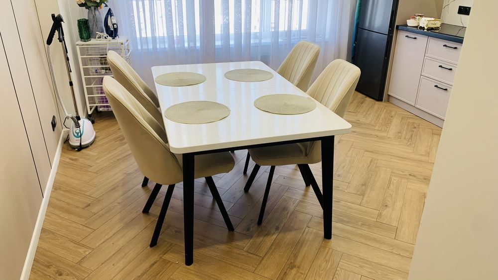 Продам обеденный стол.