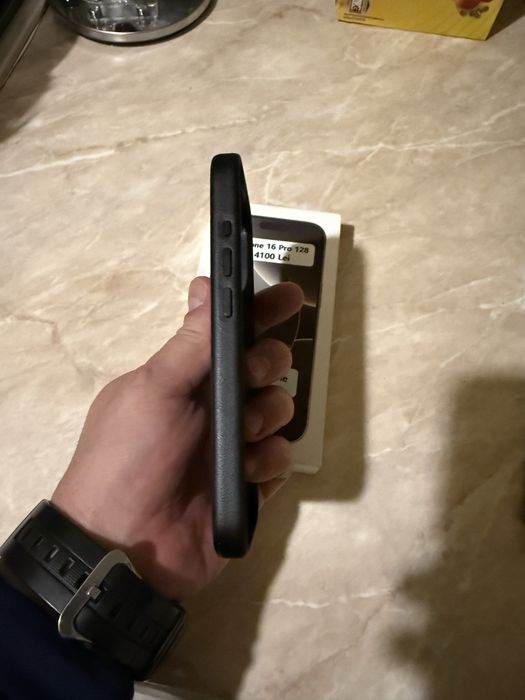 Vand husa de piele  de iphone 16 cu mag safe ca noua