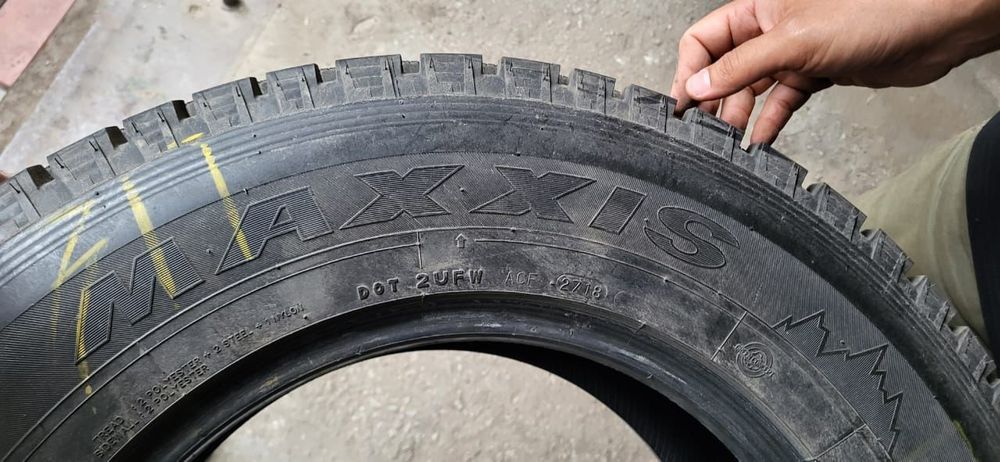 Резина зимняя для внедорожника Maxxis.