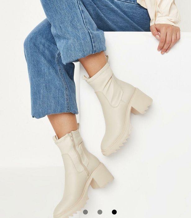 Botine cu toc
crem cu talpă zimțată Missguided