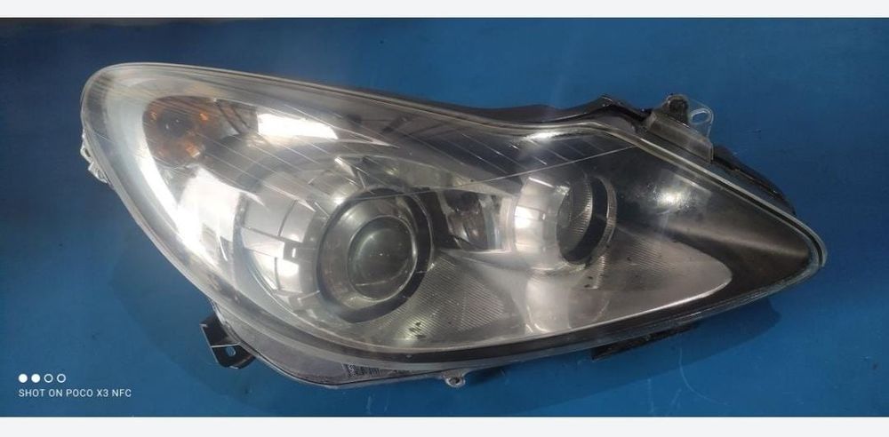 Far Dreapta Opel Corsa D cu lupa Fundal Negru European