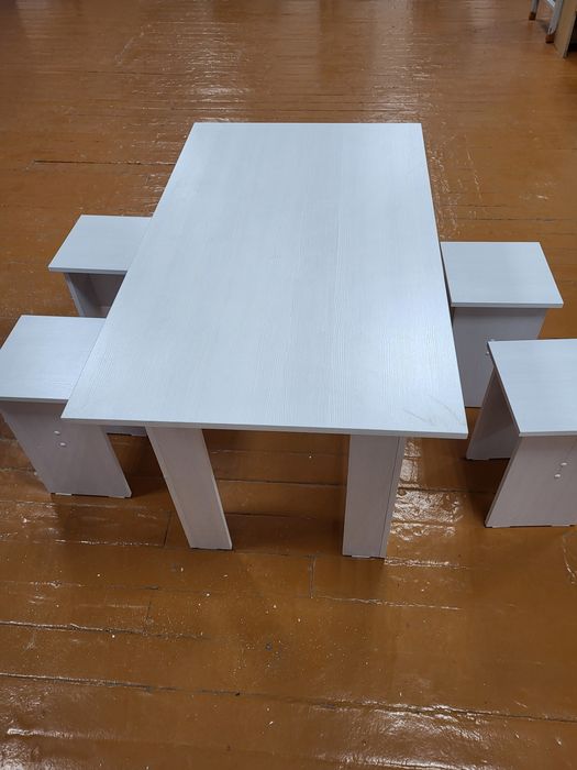 Продам стол комплект с 4 стульями