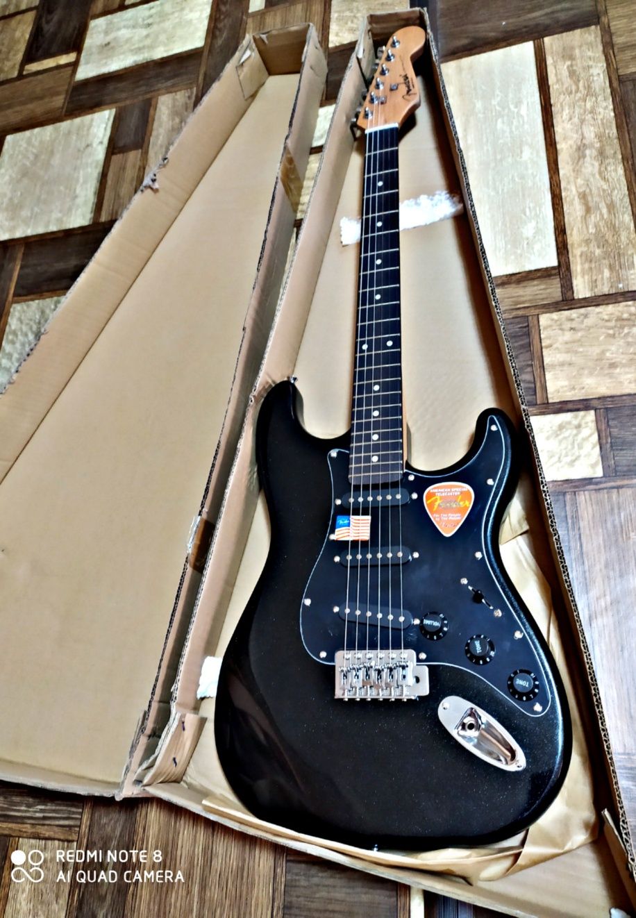 Fender Gitara  Srochna Sotiladi