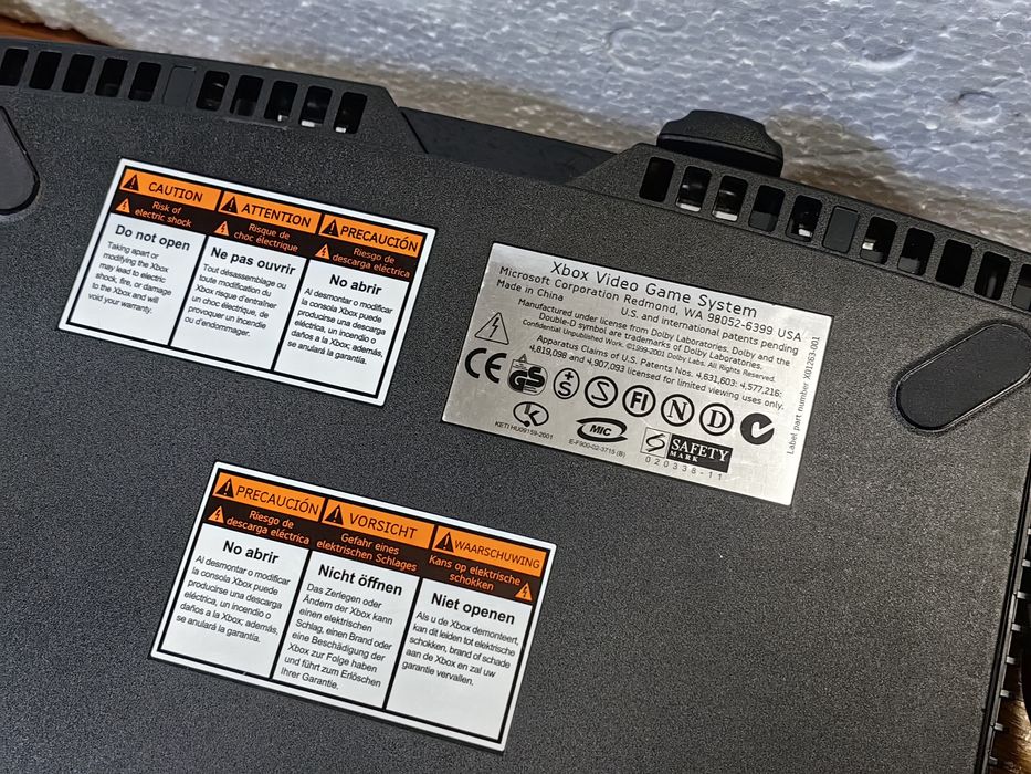 Конзола XBOX + 2 джойстика и една игра