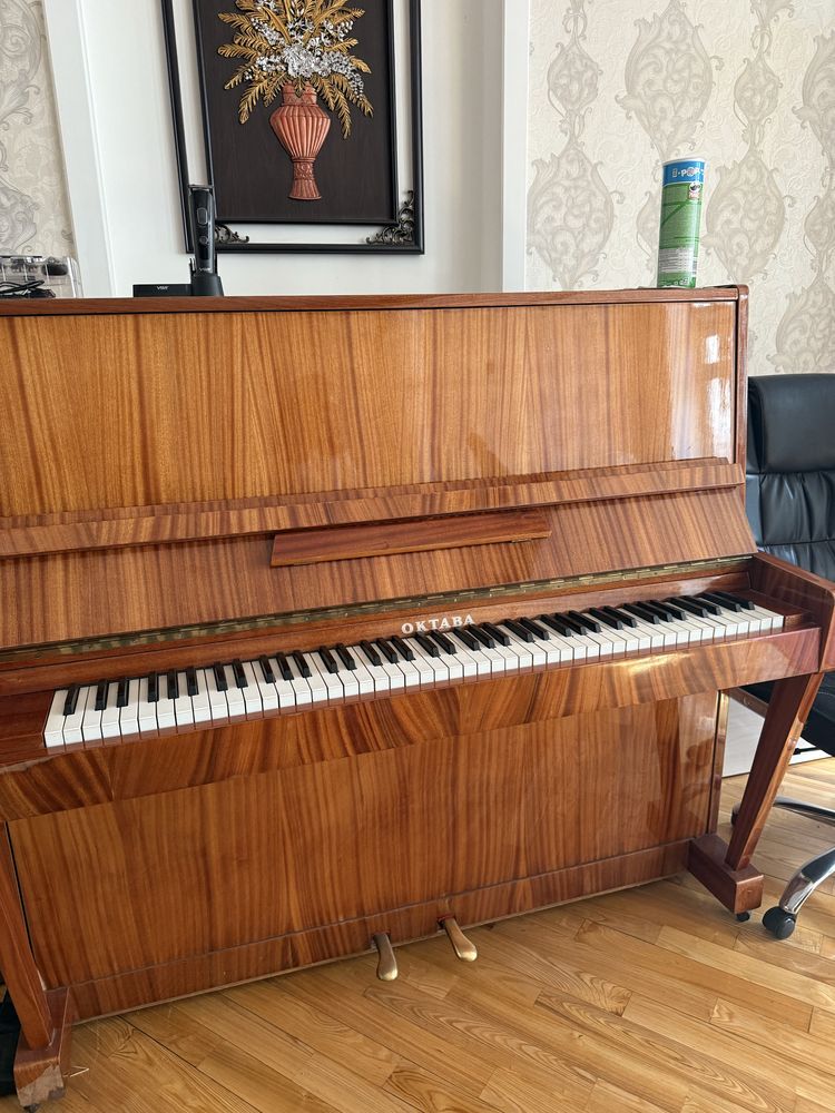 Oktaba pianino zor holatda srochno sotiladi