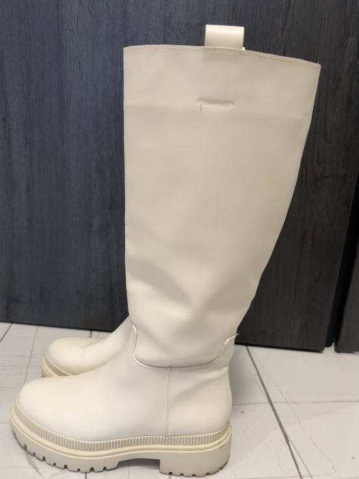 Бежови високи ботуши