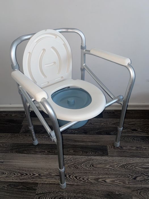 Тоалетен санитарен стол