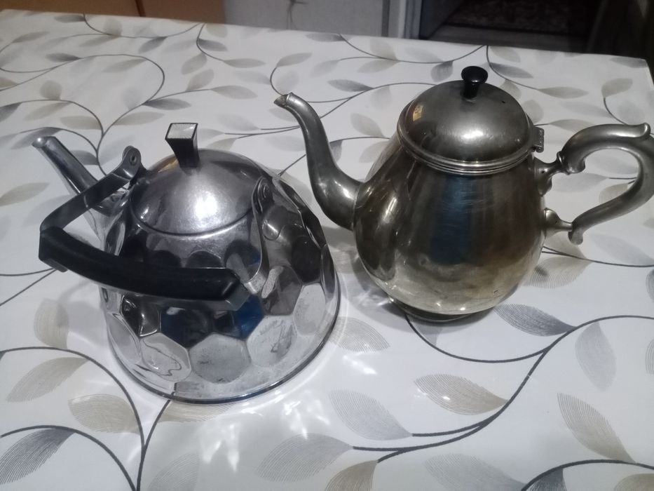 Чайники мельхиоровые и один нержавка
