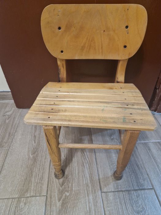 Дървено малко  столче