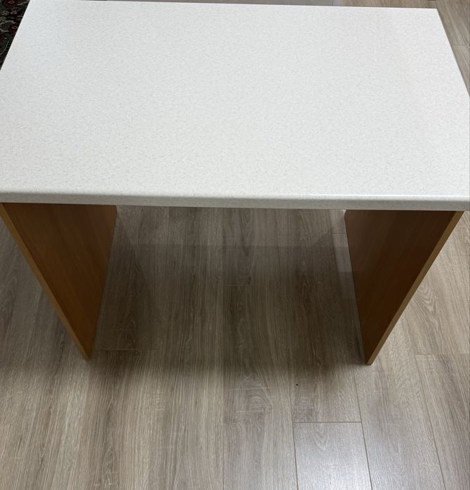 Писменный маленький стол