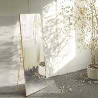 Oglinda AUFHELLEN 140x40cm cu cadru metalic auriu, suport podea/perete