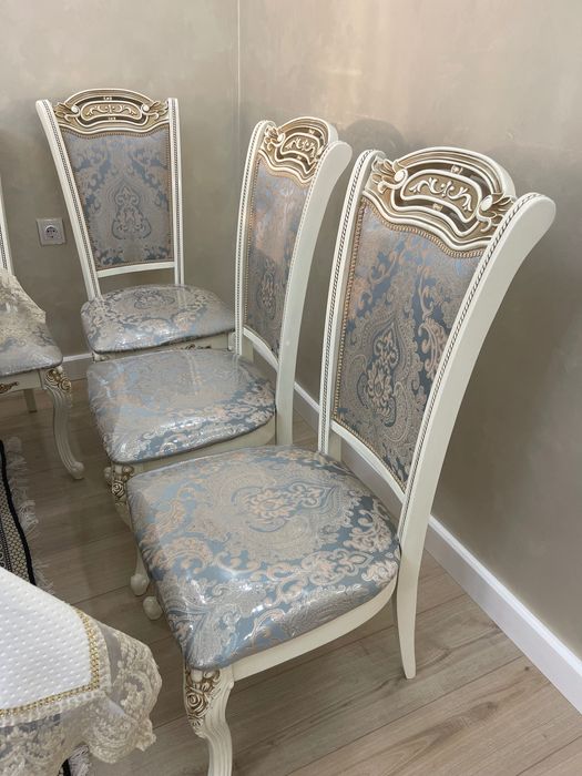 Гостинный стол и стуля