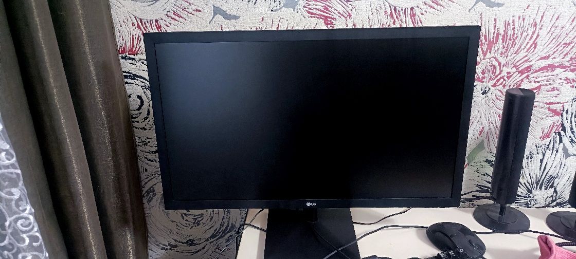 Продам монитор LG. d 24". Торг.