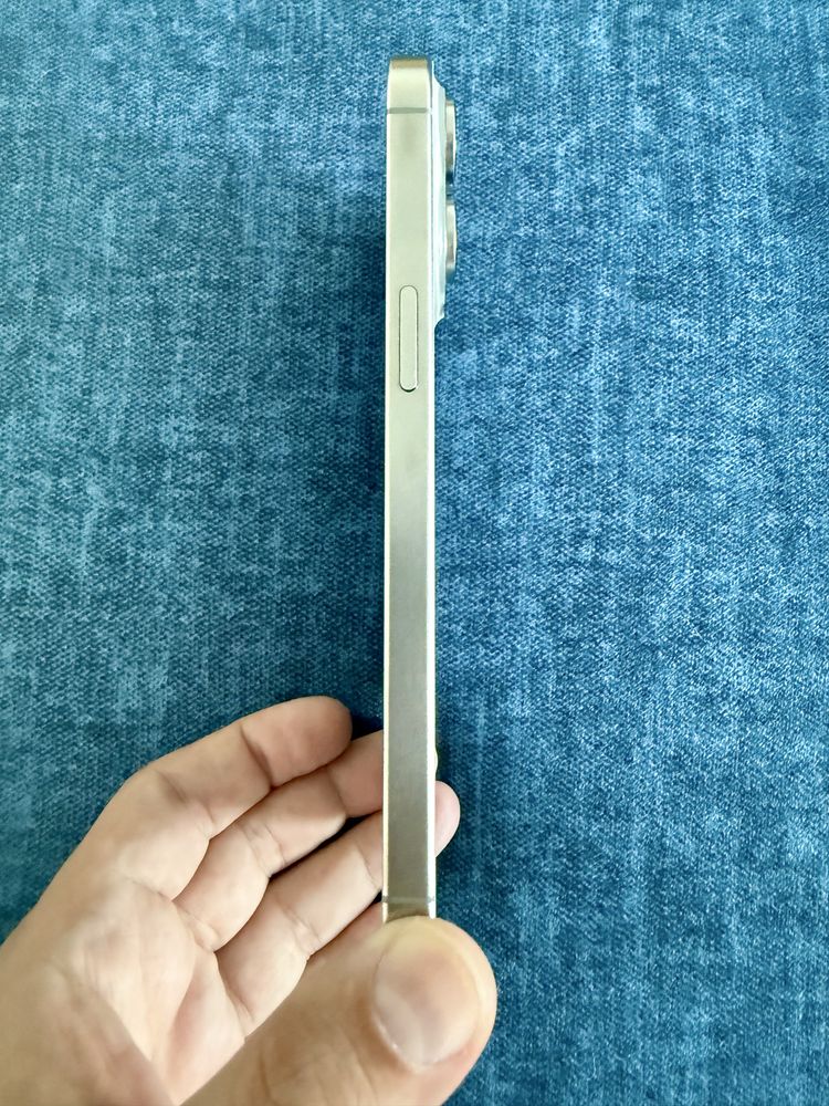 Vând iPhone 15 Pro Max 256GB cu factură, garanție și două huse cadou