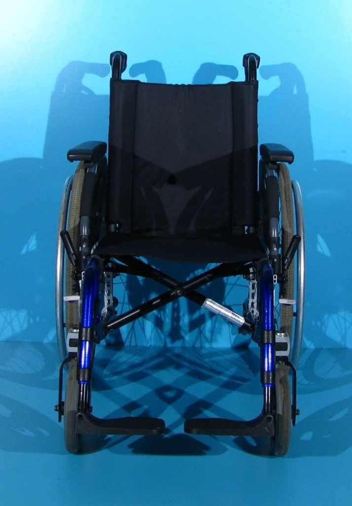 Scaun cu rotile din aluminiu Invacare / latime sezut 40 cm