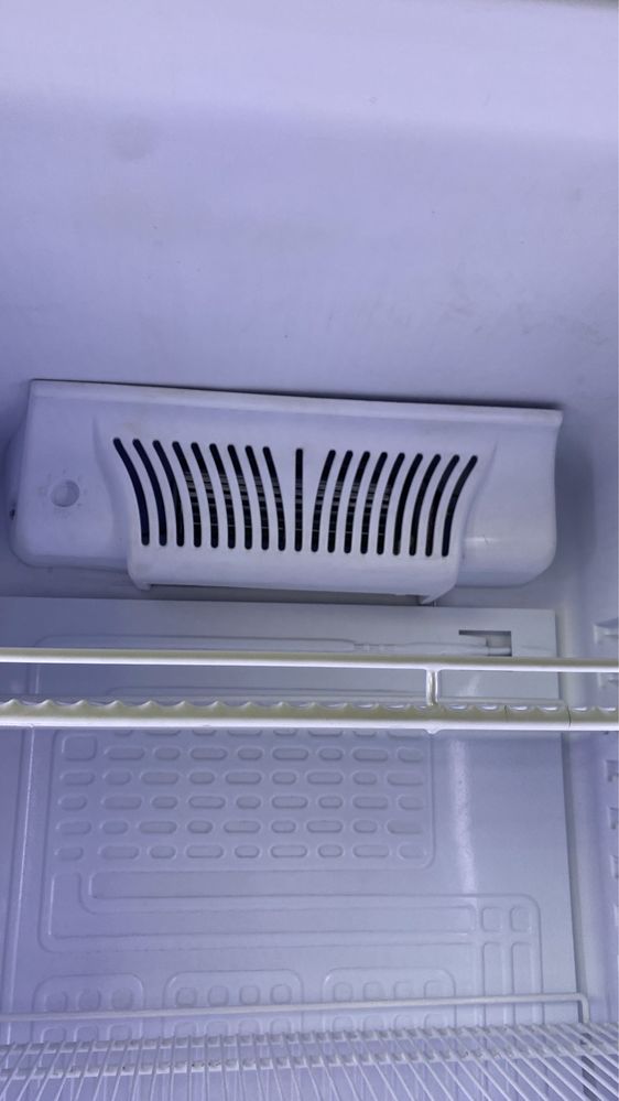 Vitrina frigorifica verticala pentru sucuri cu led