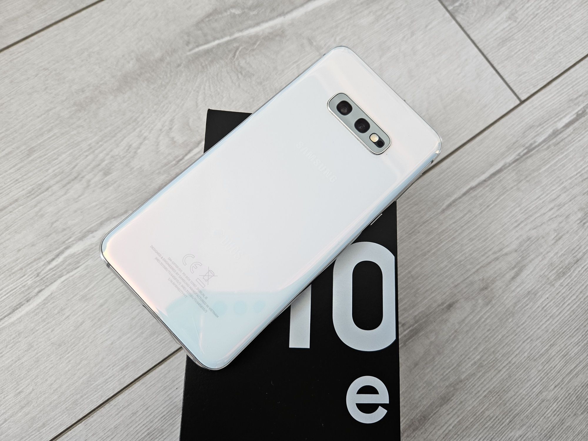 Samsung Galaxy S10e Prism white,Dual sim,128 GB + 15 бр. кейсове