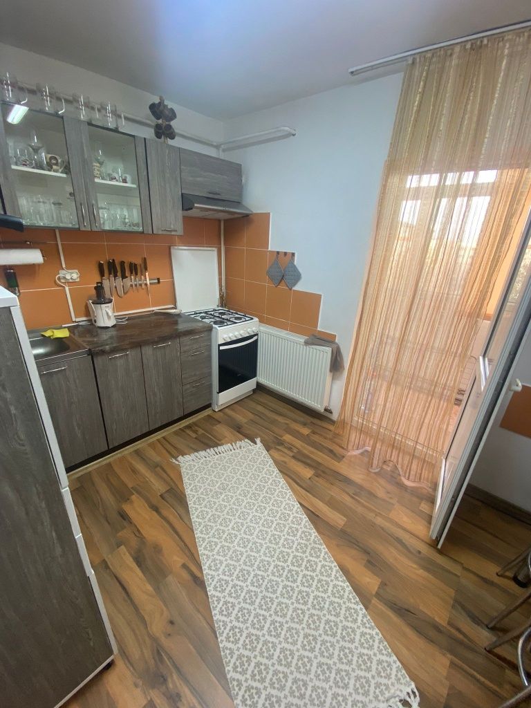 Vand apartament 3 camere total decomandat, zona Ostroveni