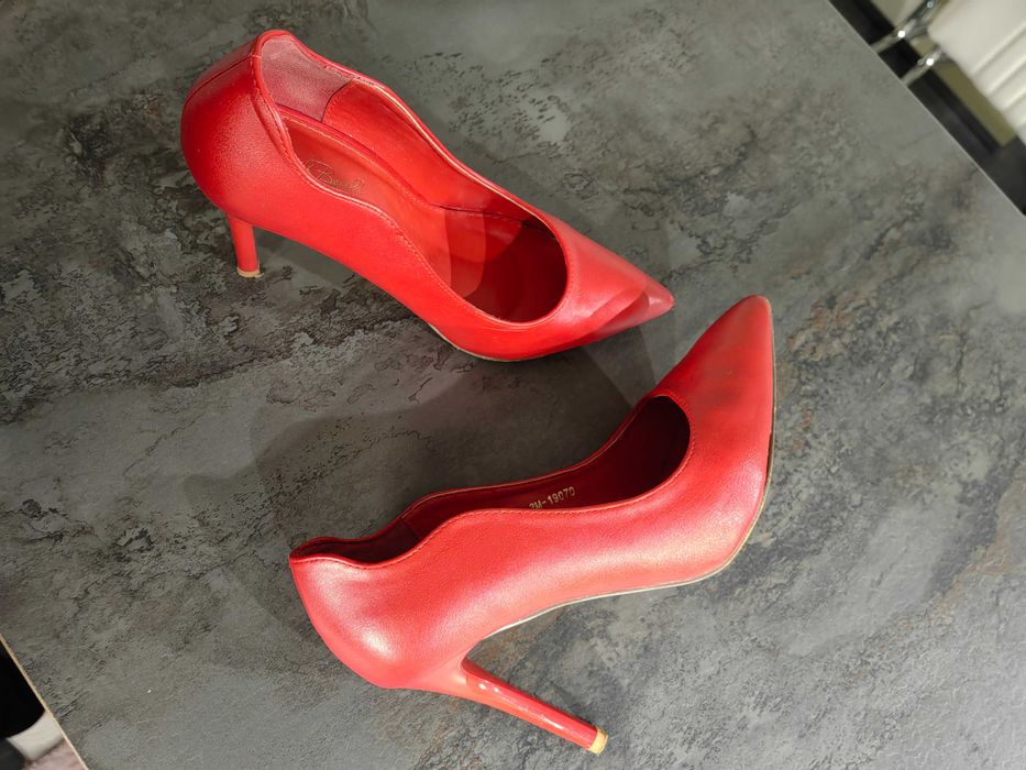 Дамски обувки на висок ток