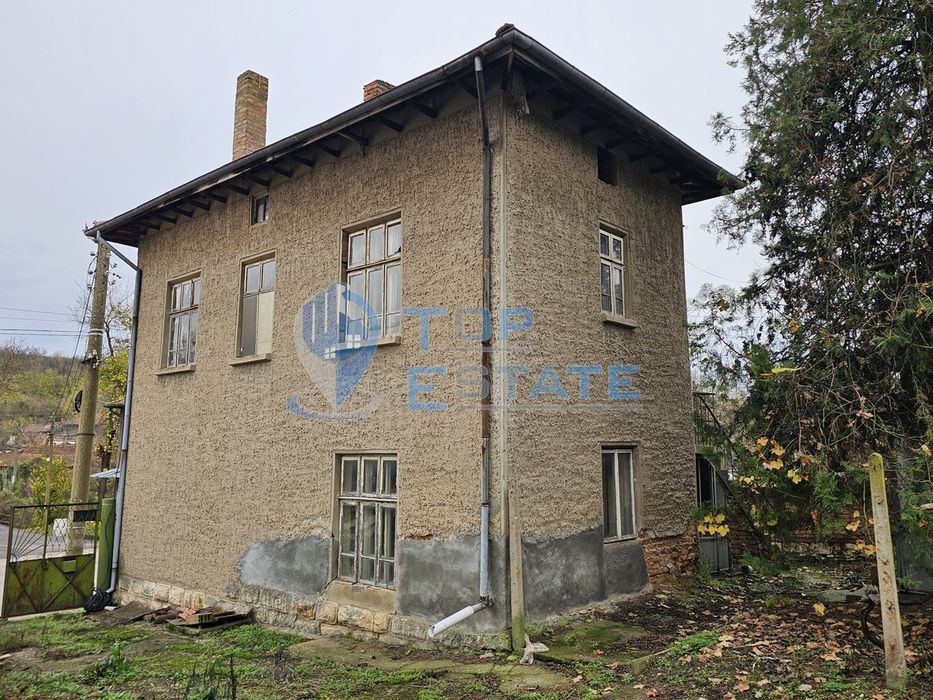 Двуетажна тухлена къща с гараж и двор в село Пиперково, област Русе