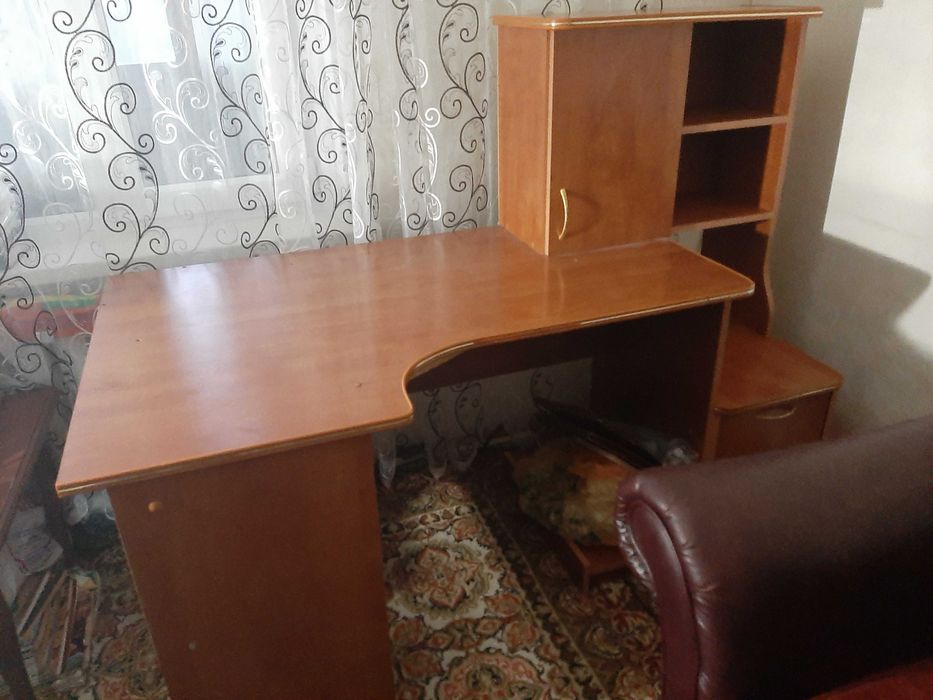 Продам компьютерный стол