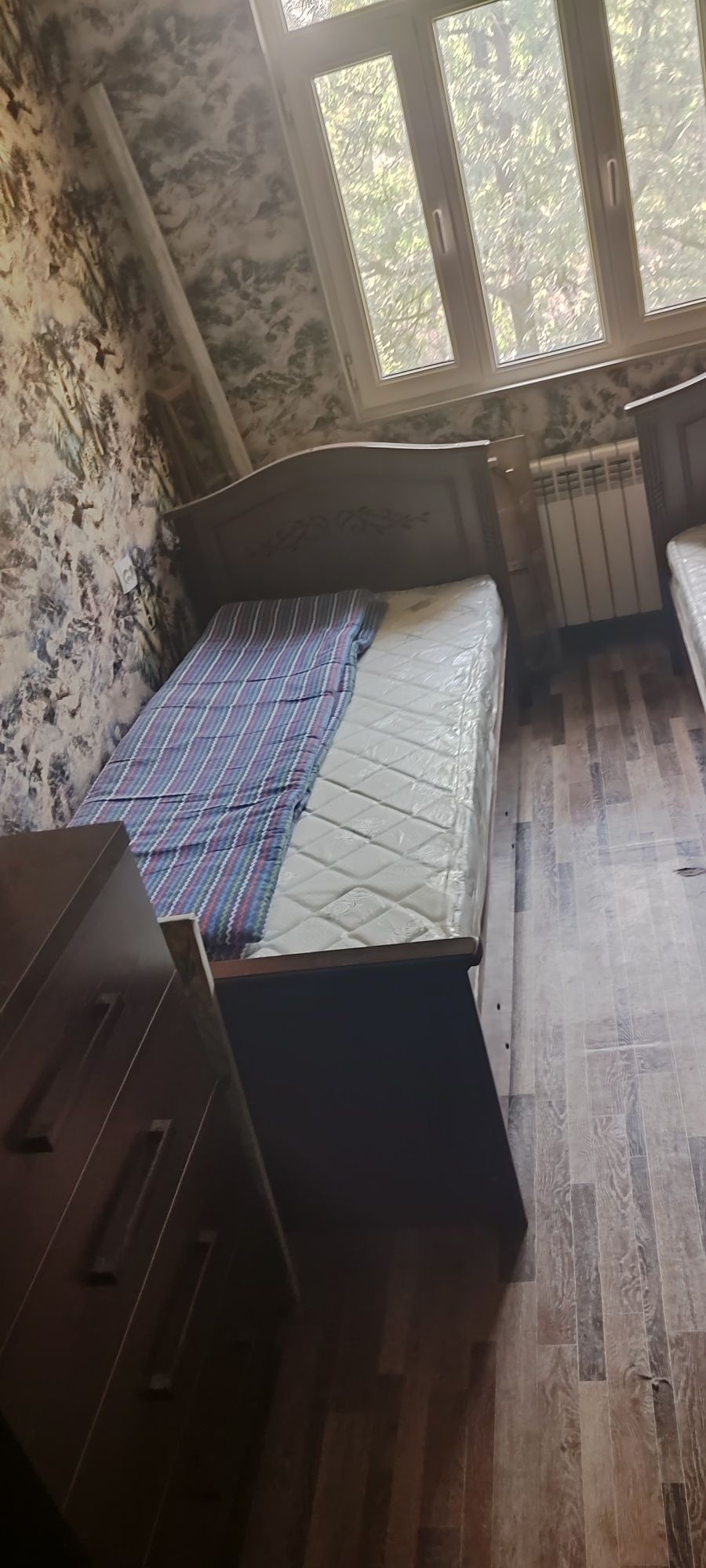 Продам две кровати и шифонер
