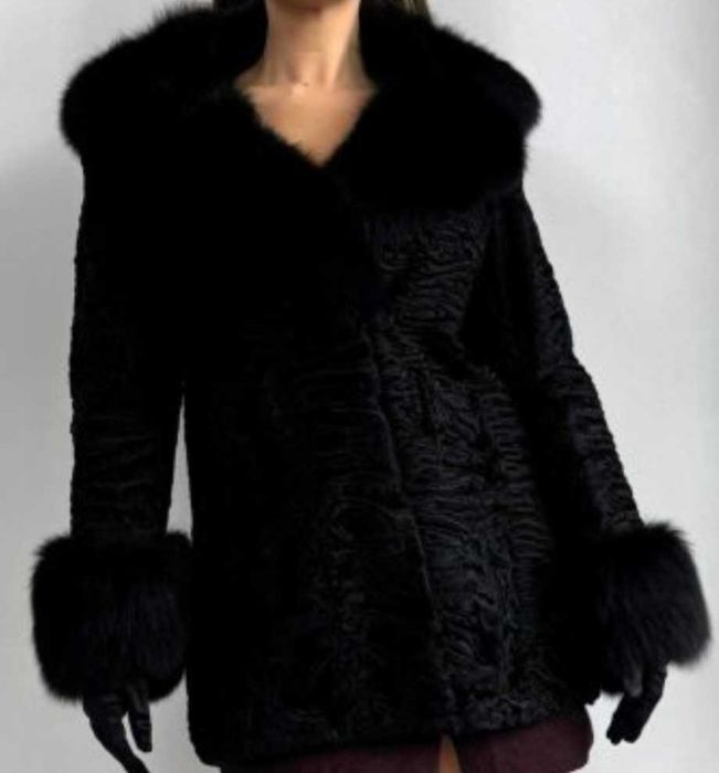 Haina blana astrahan, guler si mansete vulpe