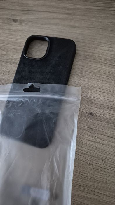Huse iphone 14 noi si impecabile.