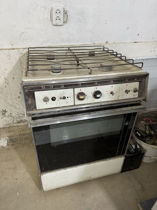 Газовая плита и  духовка