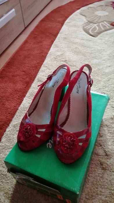 Sandale roșii de ocazie