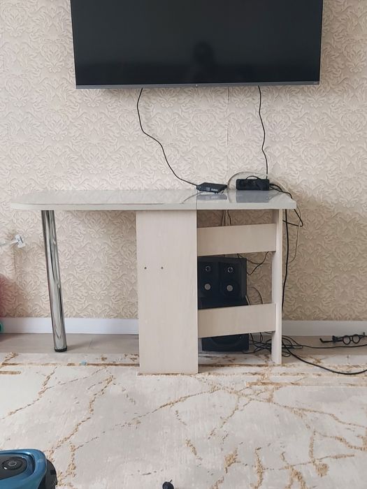 Продается стол 6500 тенге. Самовывоз.