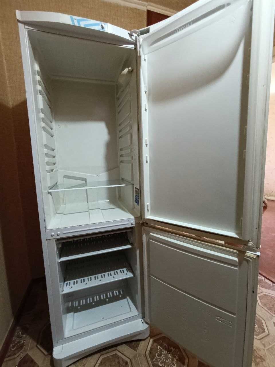 Продается холодильник INDESIT объем 339 литров