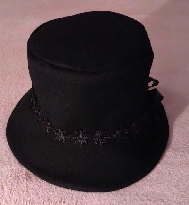 Черна дамска шапка капела