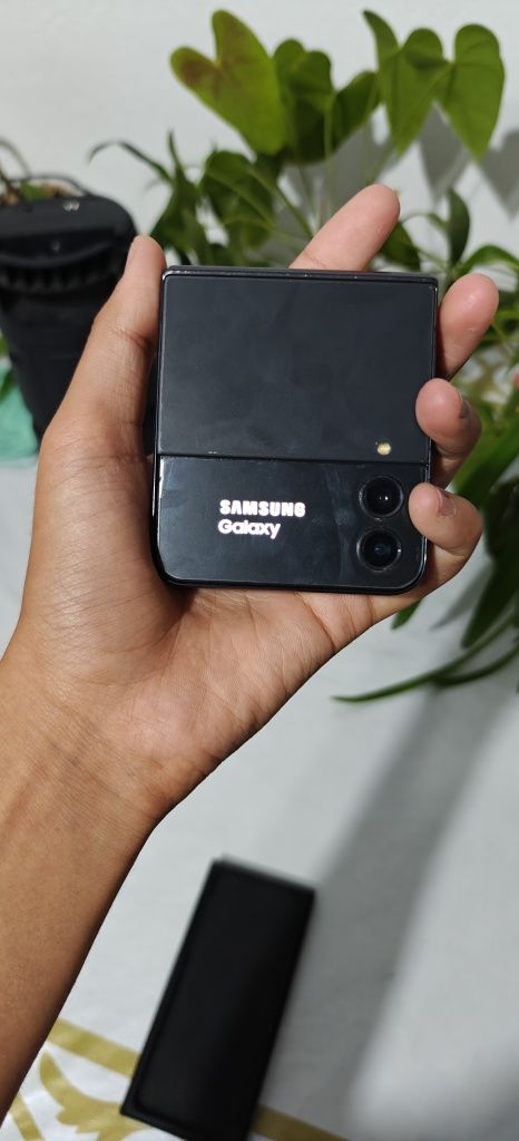 Samsung flip 4 полностю рабочи но еужно поменять экран