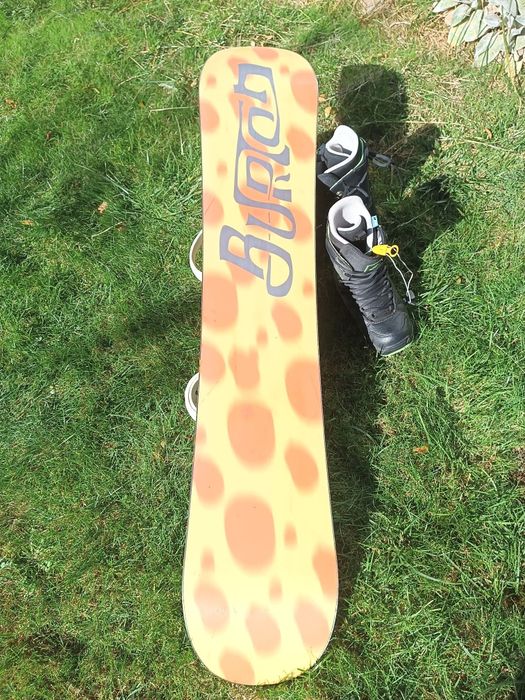 Комплект сноуборд Burton, автомати, обувки и каска