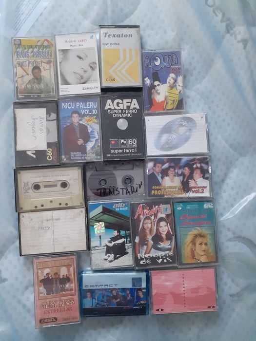 Vând casete și reportofon