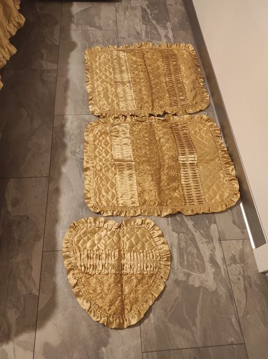 Cuvertura cu volane  pat  dublu 160*200 cm si 2 fete perna bej auriu