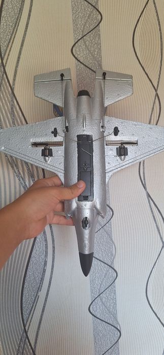 Продаётся радиоуправляемые 4х канальный истребитель f-35