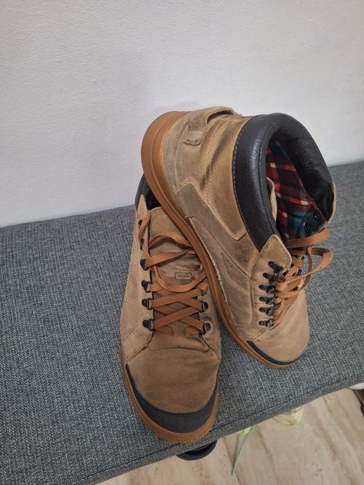 Vând ghete uzate din piele întoarsă.