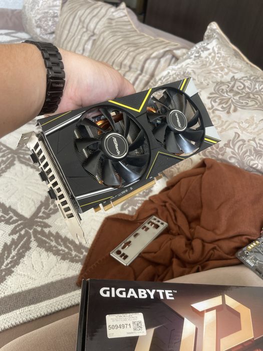 ASRock Radeon rx5600 xt 6 gb
