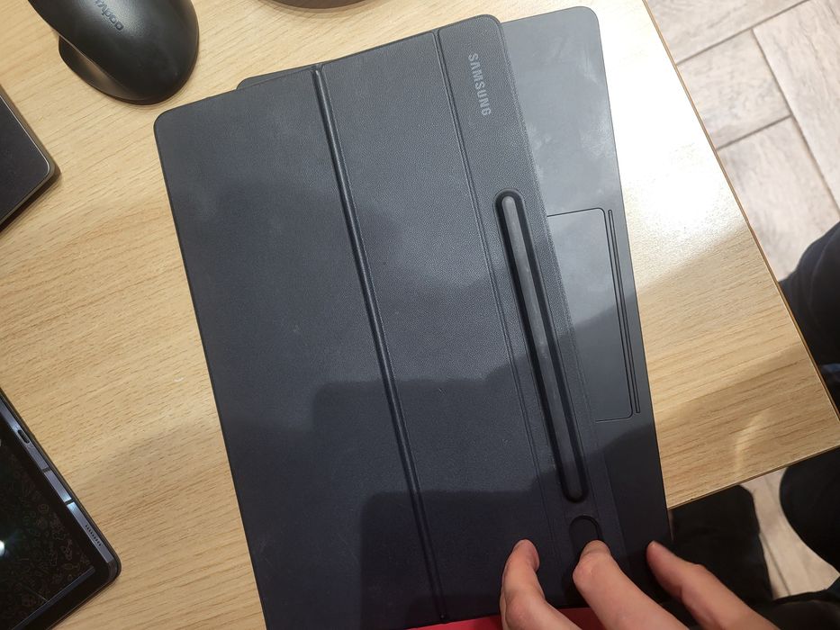 Продам оригинальную чехол клавиатуру для galaxy tab s7 plus.