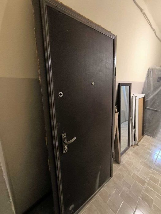 Продается входная железная  дверь