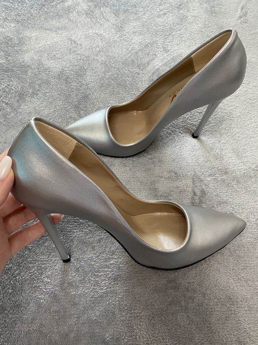 Vând pantofi stiletto