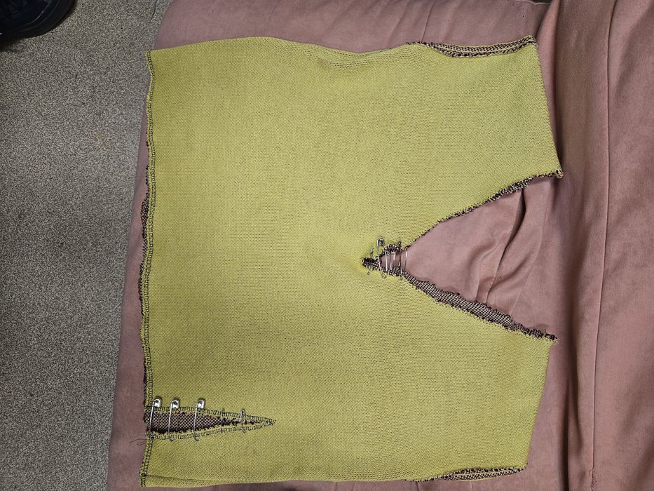 Жълт плетен елек