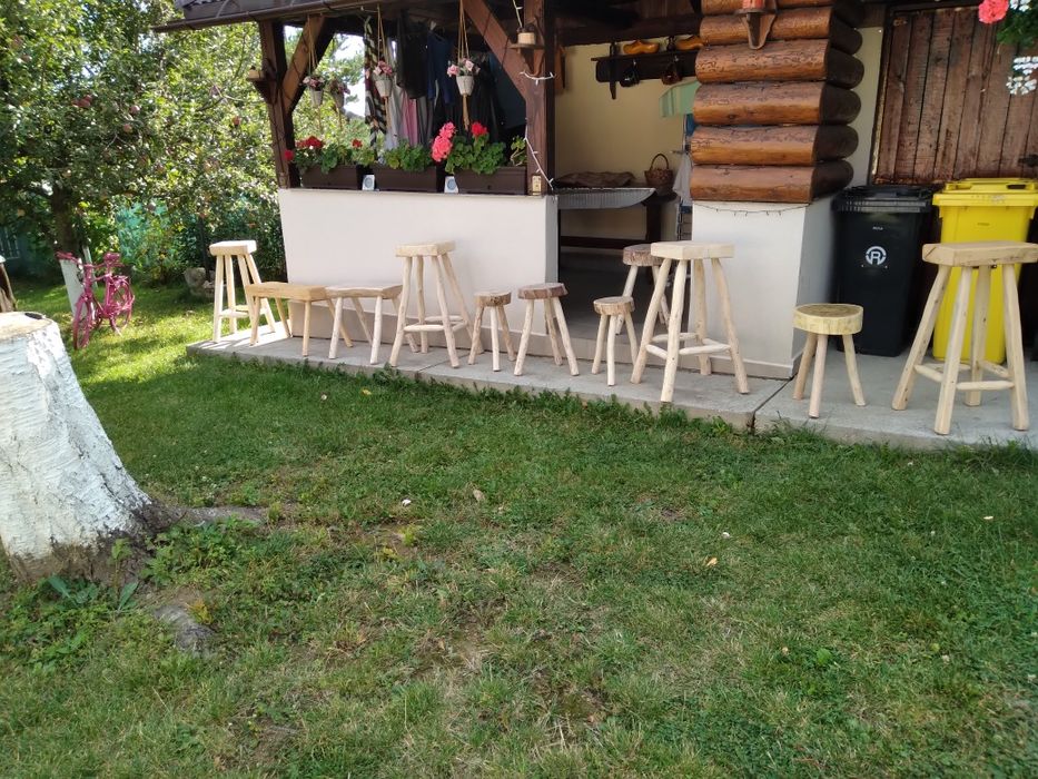 Scaune bar din lemn.