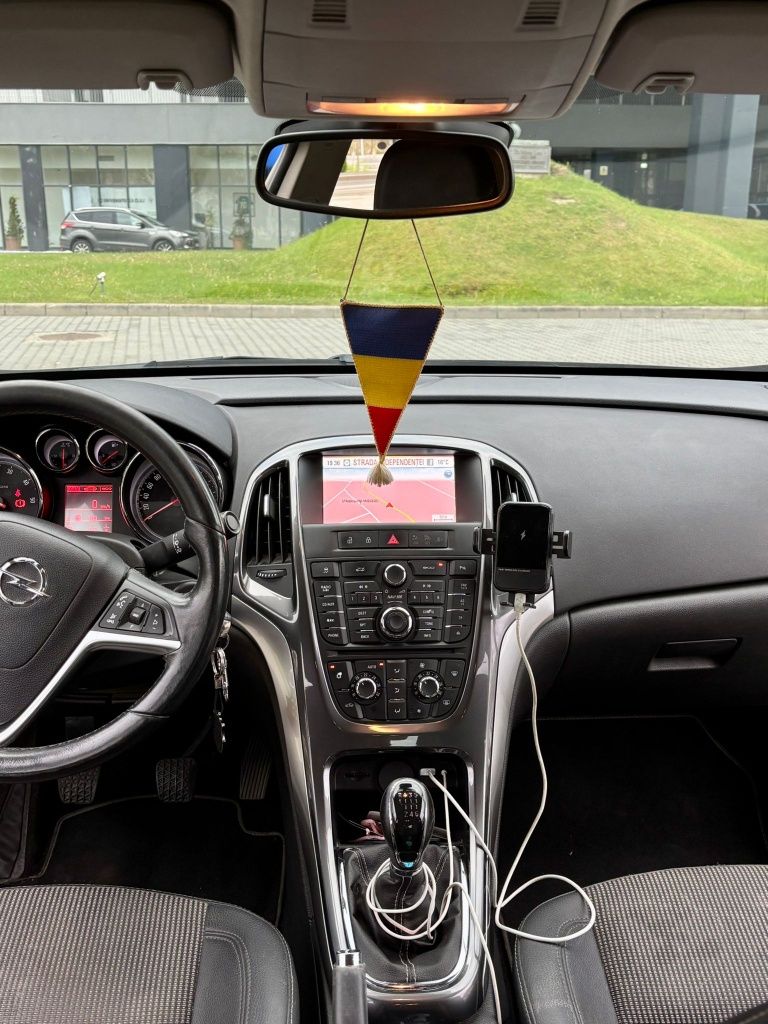 Vând Opel Astra j ecoFLEX Sedan impecabil